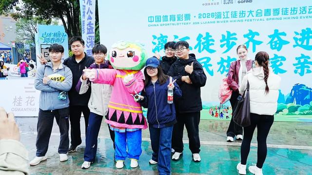 桂林:20000名徒步爱好者漫步美丽的桃花江畔!