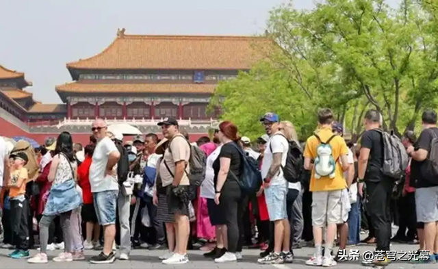 第一批免签来华的外国人，吃了中国大餐，回国已经吃不下白人饭了