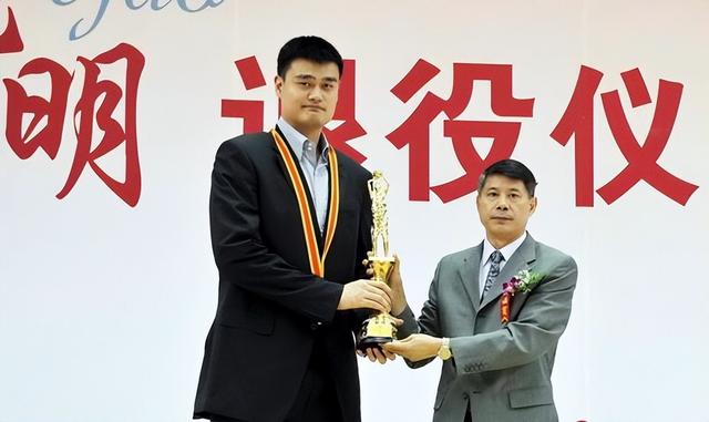 逼姚明退役，毁了王治郅，他是如何让中国篮球倒退了20年的？