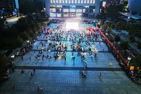 聊报摄影丨公益市集点亮城市夜生活图片