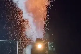 跨越时光的浪漫！网友在哈密拍到蒸汽火车伴着漫天星火驶过图片