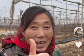 用流利英语卖苹果，烟台57岁大姨火了！10天涨粉15万图片