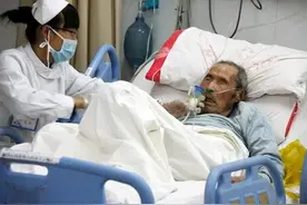 摊上痴呆老人：当全家人被屎尿淹没时，这样的愚孝早该放下了图片