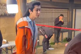 成毅杀青请全组吃烧烤，自己馋得不行，却一串都没吃到！图片