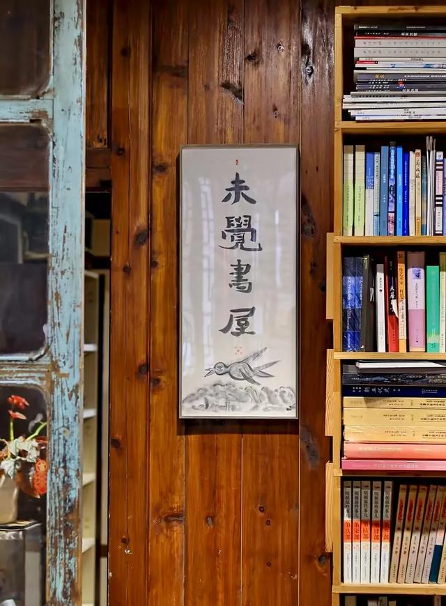 淘书逛展、夜游夜市、盖章打卡……上海书展的快乐，弥漫在整座城市→