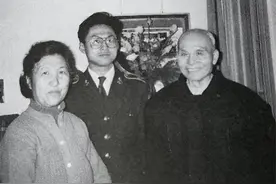 邱行湘晚年到台探亲，蒋纬国送来一笔钱，他愤然：我不是叫花子图片