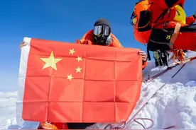 清澈的爱 只为中国丨敢上九天，敢下五洋！看武汉青年传旗图片