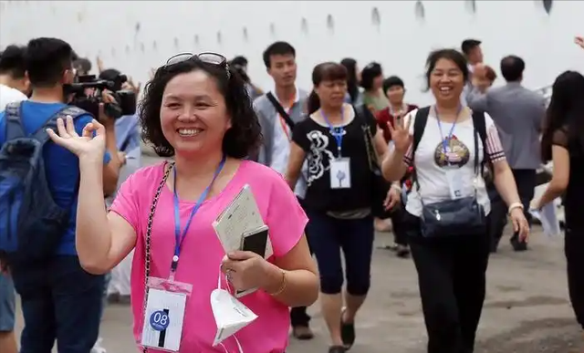 不去日本了！春节赴日游客暴跌50%，中国人把钱送给了这一邻国