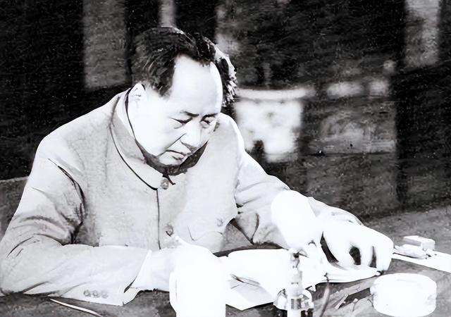 为何天安门不悬挂毛主席的照片，反倒要挂主席的画像？