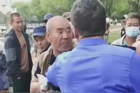 沈阳大爷砖砸城管后续，完整视频曝光，真相来了！还拍手叫好么？图片