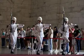 结束44年历史！“中正纪念堂”仪队操演移户外，台军方：已完成耐热训练图片