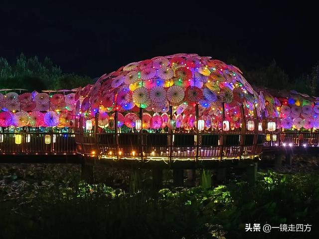 入夜，通化2021年打造的佟佳江旅游度假区灯光亮起，如梦似幻