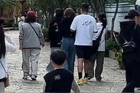 Angelababy丽江被偶遇，身材娇小颜值惊人，不断向粉丝鞠躬很谦卑图片