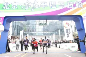 机器人马拉松：在机械踉跄中，听见文明的脚步声图片