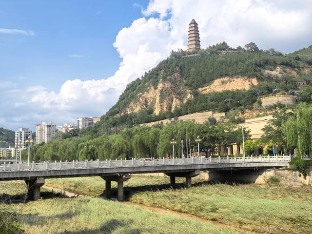 不进景区也能看到宝塔山，还可以乘坐免费公交车去延安革命纪念馆