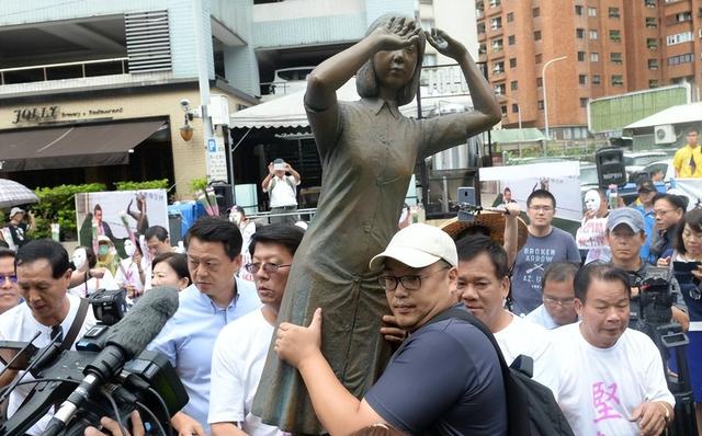 慰安妇控诉日军暴行，一个压在我身上	，一个拉在我大腿上