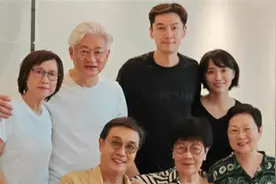 胡歌和老婆首度同框！黄曦宁神似田小娟，一个动作暴露夫妻感情图片