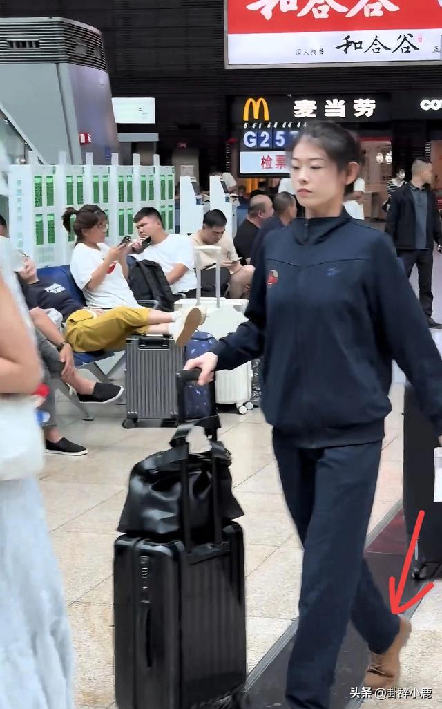 女民兵携彩色拉杆箱返程，连阅兵靴都来不及换，时尚穿搭十分吸睛