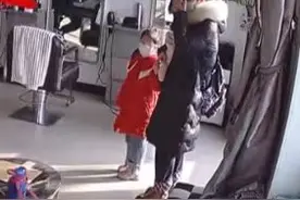 泪目！妈妈带白血病女儿理发，孩子样子令人心疼，老板含泪免单！图片