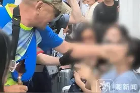 后续通报来了！65岁老人在地铁手持拐棍当众猥亵女子。乘警呢？图片