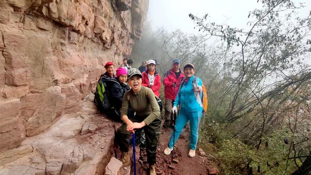 雾锁风挡山，红叶引客来