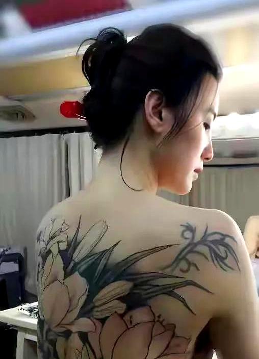 被张颂文捏胸，和胡军车震，情史混乱的她，43岁靠实力洗白