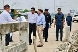 缅甸国管委主席敏昂莱视察仰光西部科技大学，研究莱达雅排水方案图片