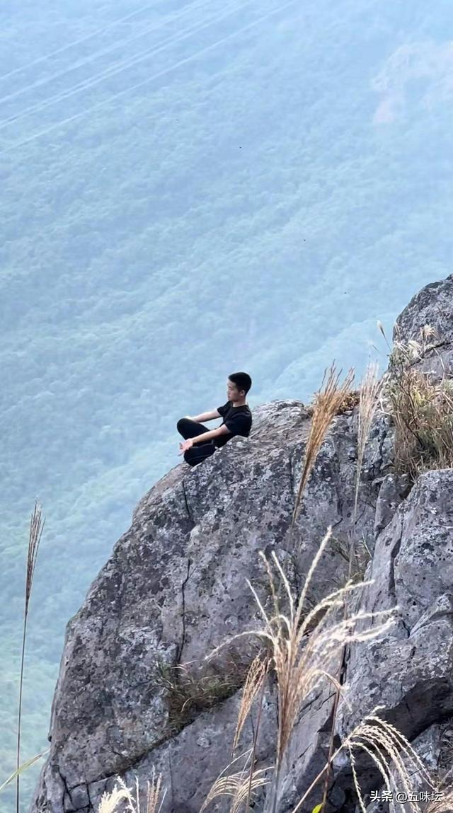 东莞驴友悬崖打坐引围观，景区称未收到情况反馈