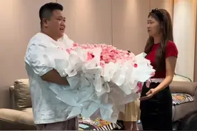 解清栋老婆过生日，老公豪气送上现金花束，清帅弟弟妹妹一起庆祝图片