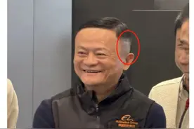 马云近照曝光，两鬓全白态度谦逊，和员工握手点头哈腰发型成亮点图片