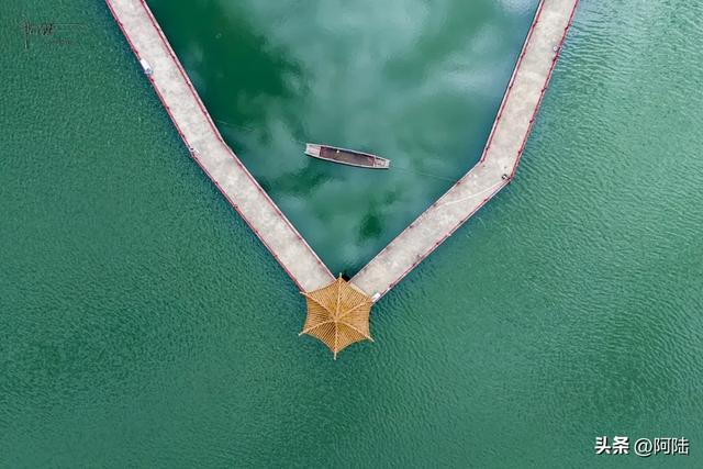 可惜，如此精彩的海心亭却空无一人，俨然成了洱海最孤独的景点