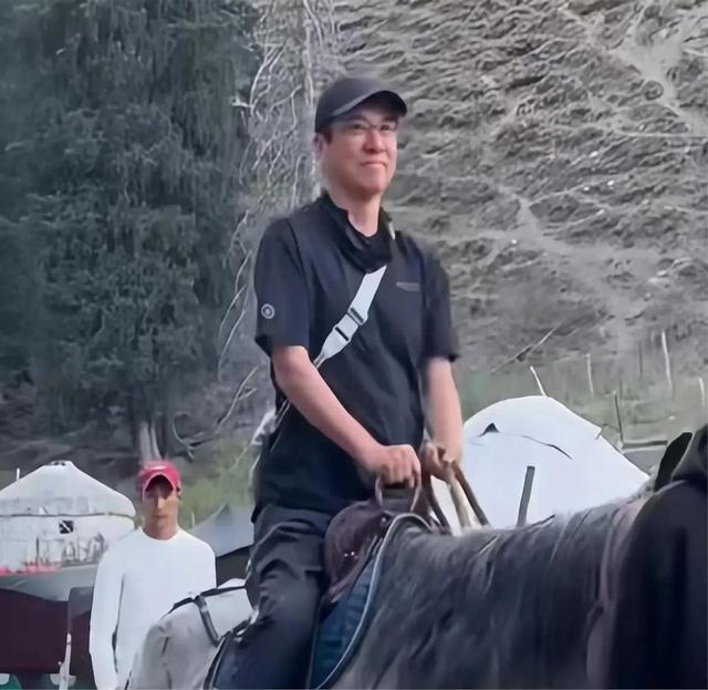 汤唯一家三口新疆同框，素颜照曝光不及路人，55岁金泰勇老了不少