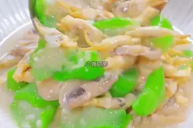 丝瓜和它太绝配，后悔没早发现！随手烧出一锅鲜，一口滑嫩满口香，每一口都是享受图片