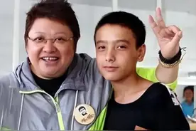 大爱韩红：收养因事故失去双亲的韩厚厚，如今长大成人传递公益图片