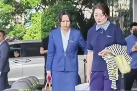 43岁宗馥莉在昆明考察，素颜出行难认出，千亿女富豪穿布鞋逛小店图片