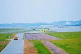 夜探花湖国际机场：货机深夜不断降落，清晨不停起飞；机场内，1秒钟完成77件快件分拣图片