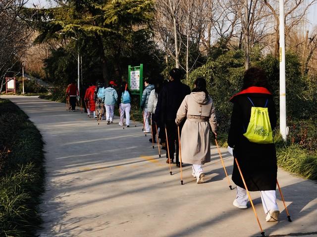 别每天走一万步了！调查发现：每天走够这个步数，既健康又不伤膝