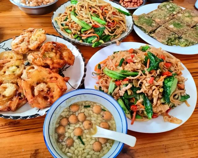 跟我老妈去广西旅游,发现广西这个美食真的很奇特,不过很好吃!