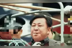 他购买全套的印刷设备，短短三年多时间里印刷了超过六亿元人民币图片