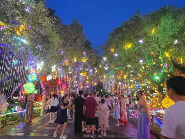 假期结束倒计时！来世界花卉大观园，相约“花火之梦”、苗侗风情巡游！