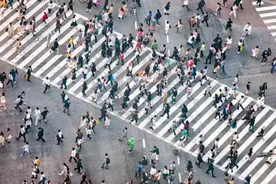 10亿人口要搞计划生育，14亿人口却要鼓励生三胎，是什么原因?图片