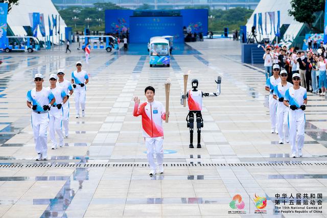 全球首个！机器人火炬手“夸父”有哪些亮点？