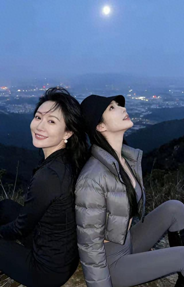 快五十岁爬山累到腿软，闺女一路陪伴加油	，山顶景色让我忘记疲惫