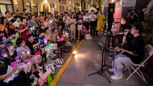 罗小罗现身引爆茂名北路，“微醺夜巷”亮夜经济