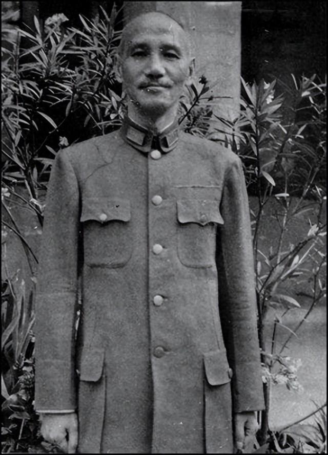 老蒋临死都想不到，最大的卧底不是吴石，而是天天陪他开会的他!