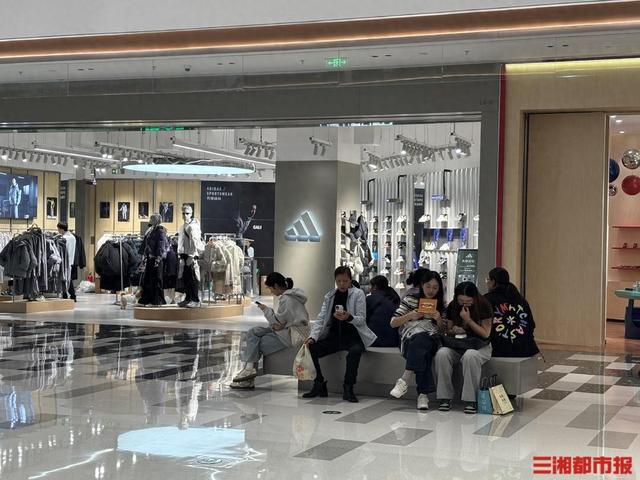 商场设施优化建议（长沙商场一座难求不够舒适记者调查有商场座位已优化舒适度消费新观察）