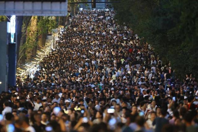 整新活儿！新民大街火的不得了！董宇辉也来了