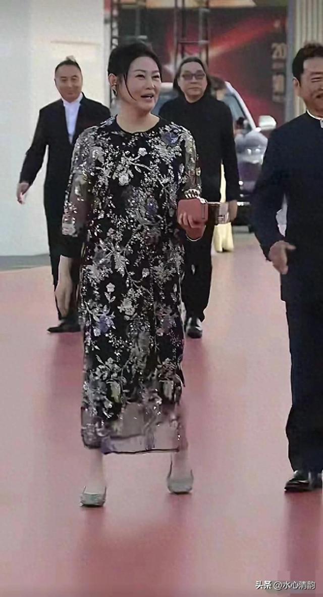 天哪，曾经的最美潘金莲王思懿现在也成了胖大婶了，55岁不婚不育