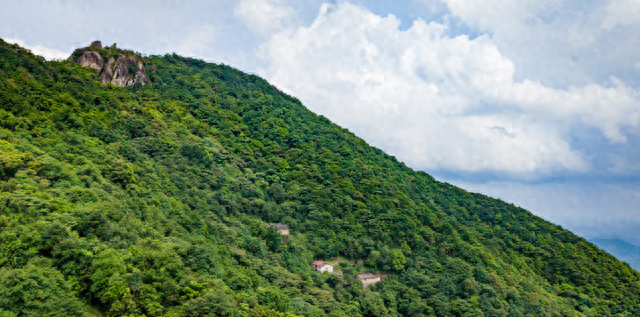 没电也没伴，浦北七旬老汉在大山里守庙，一守就是三十年