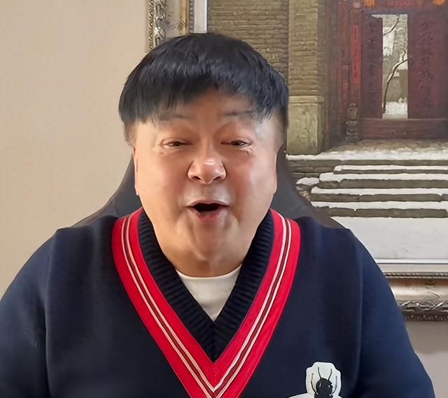 景区试戴帽子被要价5元，演员洪剑涛致歉：不知道乌毡帽特殊材质不易清理；店主阿婆：试戴易留下头油、痕迹